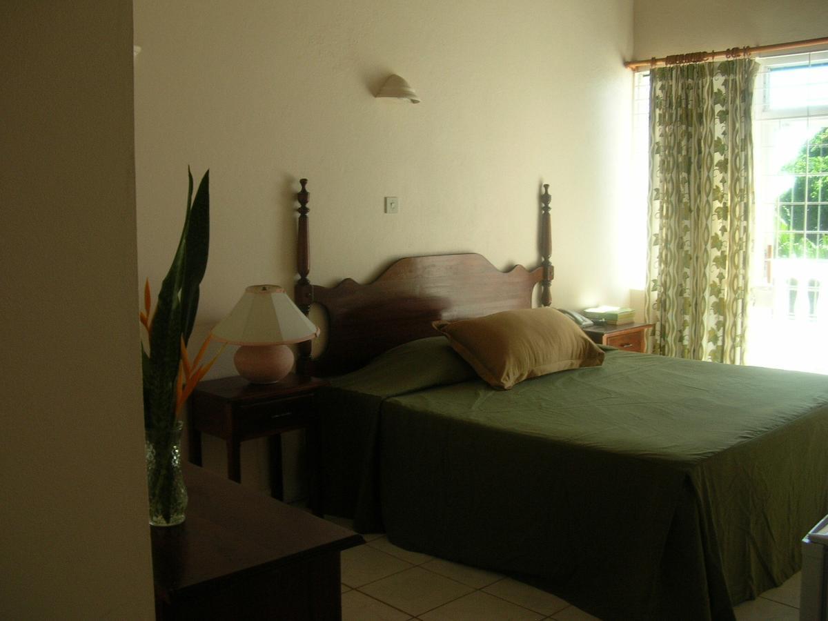 Whispering Bamboo Cove Resort Belfast Room photo