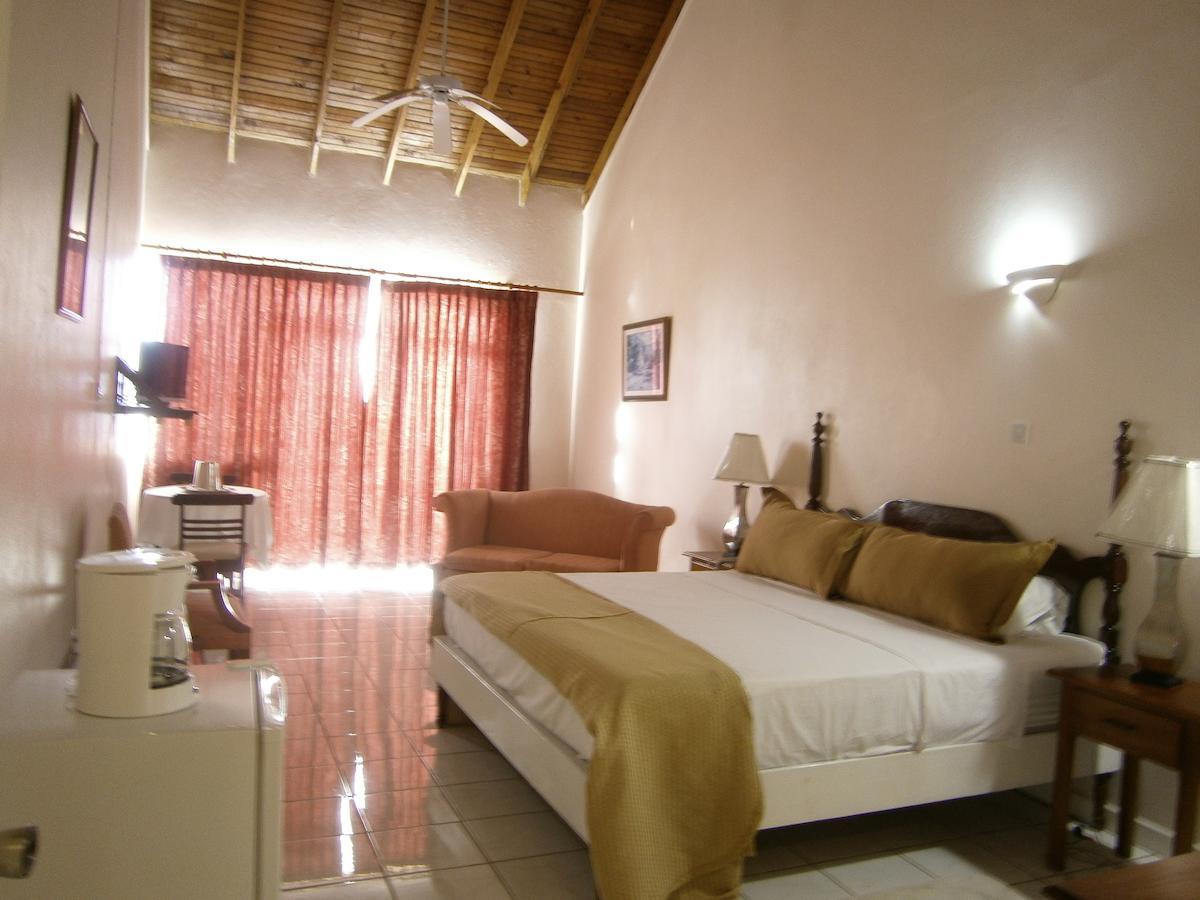 Whispering Bamboo Cove Resort Belfast Room photo