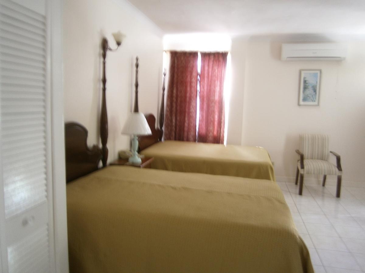 Whispering Bamboo Cove Resort Belfast Room photo