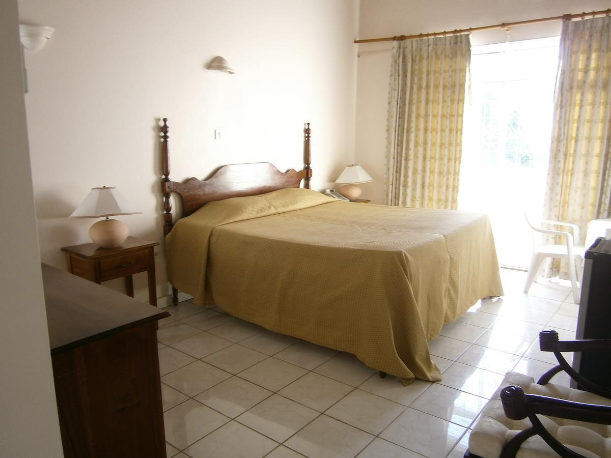 Whispering Bamboo Cove Resort Belfast Room photo