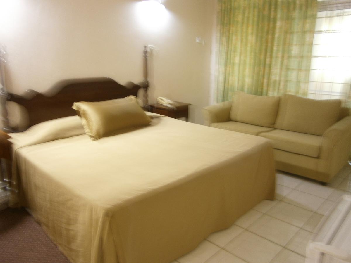 Whispering Bamboo Cove Resort Belfast Room photo